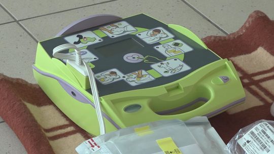 AED w miejskich przychodniach.