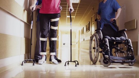 Asystent pomoże niepełnosprawnemu