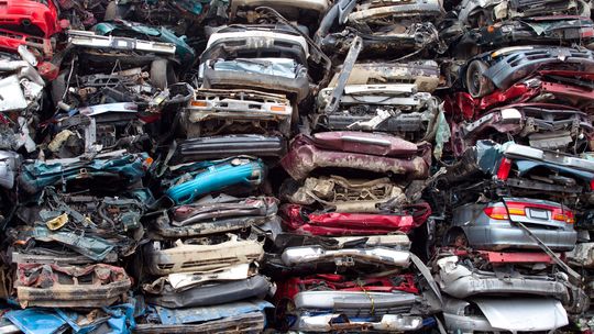 Auto złom - Drugie życie pojazdów na kołach