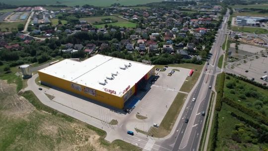 Awaria budowlana w salonie meblowym