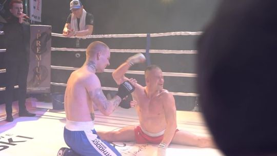 Białe kołnierzyki poboksowały