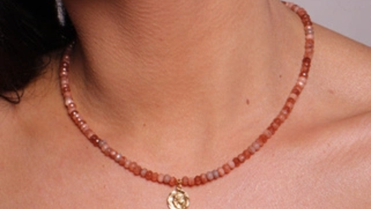 Biżuteria z kamieni naturalnych – dlaczego warto na nią postawić?