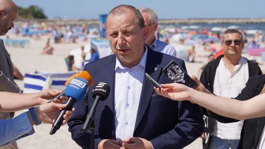 burmistrz ustki rozmawia z mediami