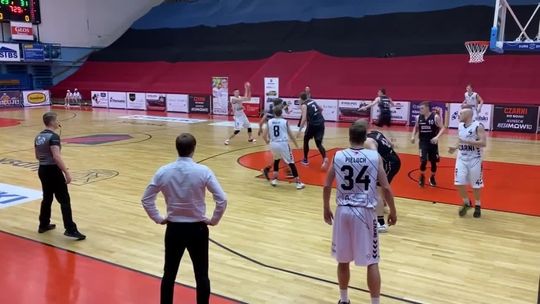 Czarni lepsi u siebie