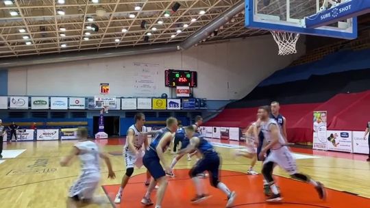 Czarni znowu prowadzą