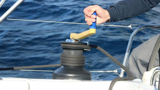 Czy indywidualne szkolenie motorowodne to dobra opcja dla osób początkujących?