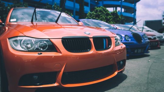 Czy warto kupić samochód prosto z salonu – wady i zalety tego rozwiązania 