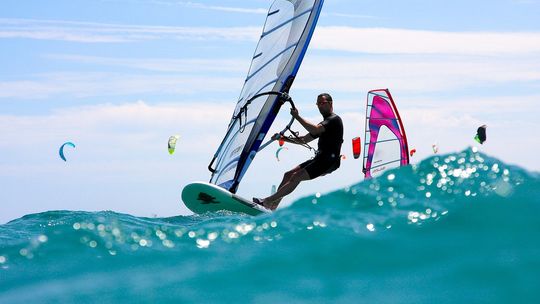 Czy windsurfing jest łatwy do nauczenia się i jakie są jego zalety?
