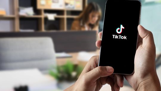 Czym jest TikTok i czy to wartościowy kanał marketingowy?