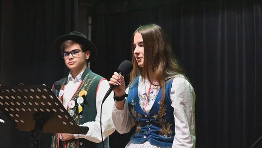 uczestnicy narodowego czytania poezji Jana Kochanowskiego