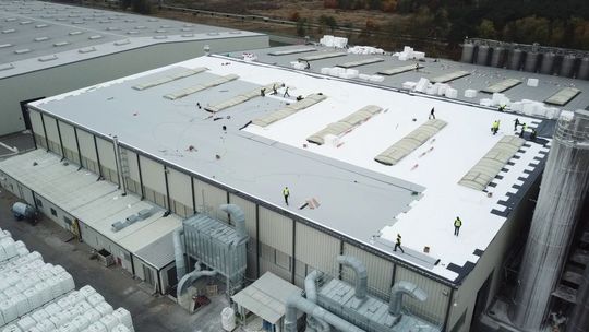 Dachy płaskie w przemyśle – nowoczesne i praktyczne rozwiązanie dla dużych obiektów