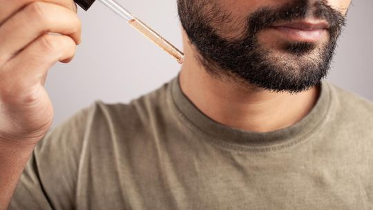 Dlaczego warto stosować olejki do brody? Korzyści dla włosów i skóry