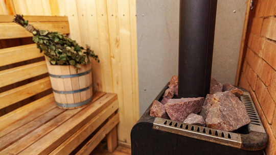 Dlaczego warto wybrać do sauny piec na drewno?