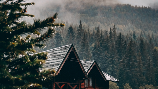 Domek całoroczny w górach – idealny wypoczynek o każdej porze roku