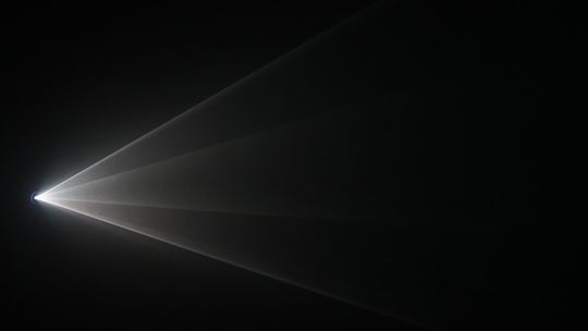 Domowa sala kinowa – jak stworzyć idealne miejsce do oglądania filmów?