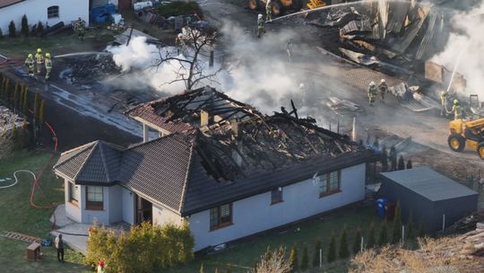 Dramatyczny pożar w Starej Dąbrowie. Spłonęło gospodarstwo, ruszyła pomoc dla rodziny