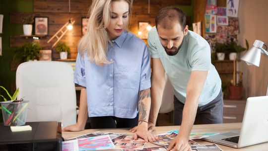 Drukarnia internetowa a drukarnia lokalna: Zalety i wady