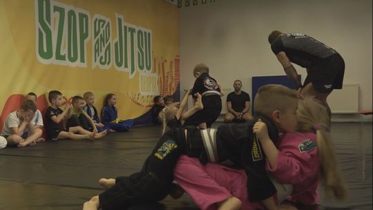 Dziewczyny i chłopaki kontra grawitacja – jujitsu zamiast TikToka!