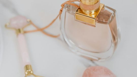 Elegancki upominek czy nietakt? Zestawy kosmetyków i perfum na prezent