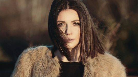 Eleganckie stylizacje damskie z naturalnymi futrami