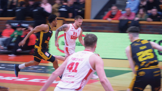 Emocjonujący pojedynek zakończony zwycięstwem gości