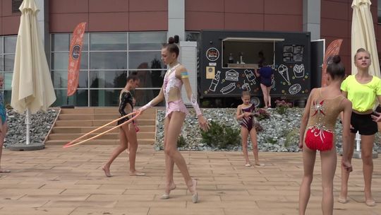 Gimnastyczny pokaz w aquaparku