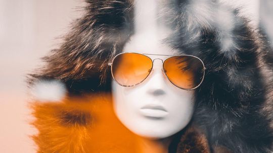 Głowa manekina na wystawie – istotny element ekspozycji