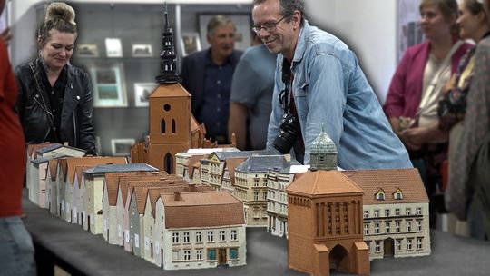 ⛪ Historia przedstawiona w GLINIE - Niezwykła Wystawa w Słupskim Kasztelu! 🏠🧱