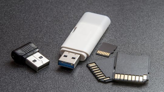 Jak całkowicie unieszkodliwić dane na pendrive'ach i kartach pamięci?