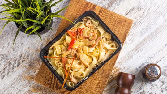 Jak catering dietetyczny pomaga osobom aktywnym planować codzienne posiłki