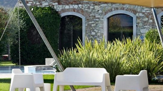 Jak ciekawie oświetlić swój taras, wykorzystując nowoczesne lampy ogrodowe?