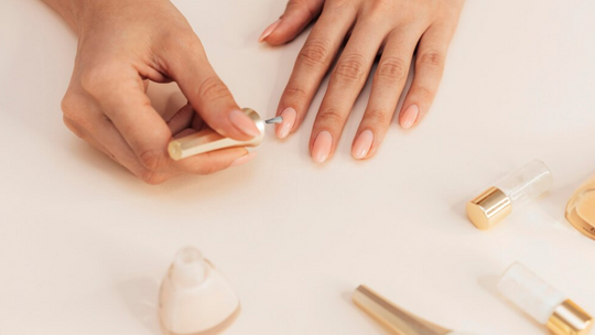 Jak dbać o paznokcie przed i po aplikacji akrylożelu