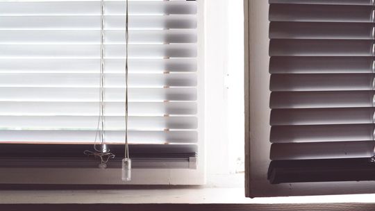 Jak dobrać rolety i żaluzje na nietypowe okna?