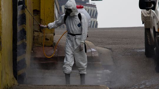 Jak działają maty do dezynfekcji obuwia oraz przejazdowe?