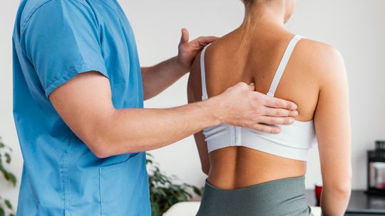 Jak fizjoterapia pomaga na ból kręgosłupa?