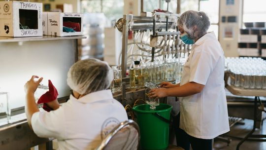 Jak nalewa się napoje do butelek podczas produkcji?