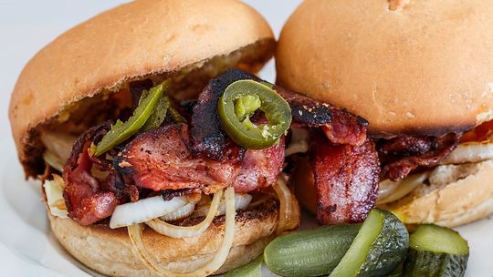 Jak prawidłowo jeść burgera?