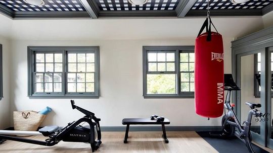 Jak przygotować domową siłownię? Poznajmy popularne 4 przyrządy do ćwiczeń