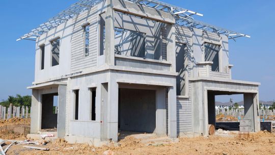 Jak uniknąć błędów przy betonowaniu fundamentów i stropów?