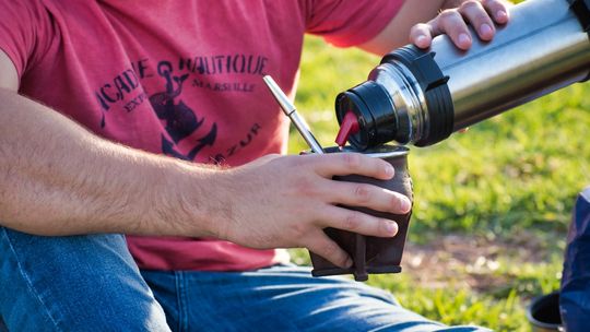 Jak wybrać i personalizować termos z własnym nadrukiem?