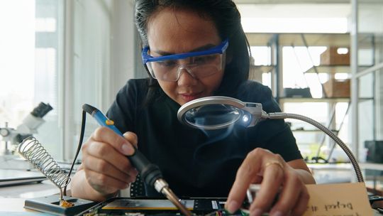 Jak wybrać lupę ESD do precyzyjnych prac elektronicznych?