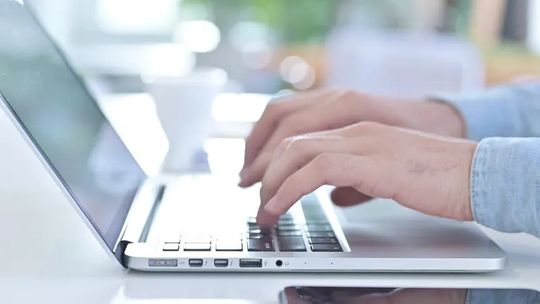 Jak wybrać stronę internetową dla firmy i czego nie żałować po roku