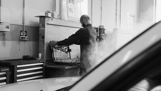 Jakie narzędzia są niezbędne podczas pracy w warsztacie?