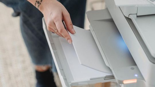 Jakie są najlepsze praktyki czyszczenia drukarek wielkoformatowych za pomocą benzyny ekstrakcyjnej?