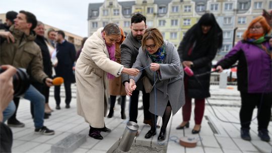 KAPSUŁA CZASU trafiła pod płytę STAREGO RYNKU. KAPSUŁA CZASU trafiła pod płytę STAREGO RYNKU.