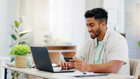 Karta pobytu dla obcokrajowca w Polsce. Czy trzeba ją wyrobić, aby dostać pracę?