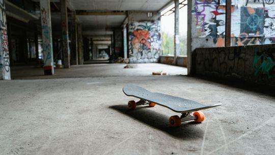 Kaski i ochraniacze na deskorolkę — dlaczego są ważne na każdym poziomie jazdy?