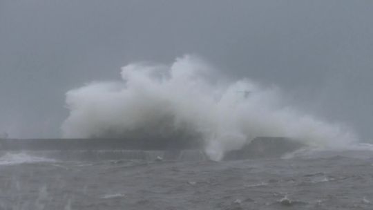 Koniec spacerów po falochronach