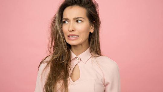 Krosty na głowie. Jak łojotokowe zapalenie wpływa na skórę głowy?