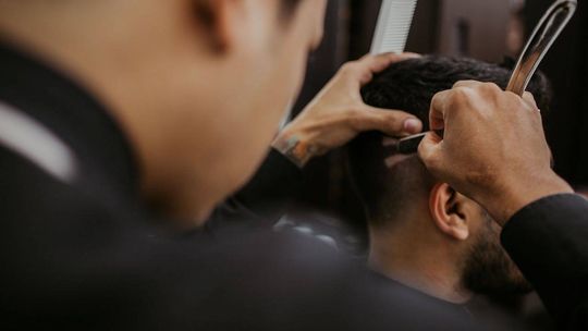 Kurs barbera w Warszawie – jak zdobyć zawód i rozpocząć pracę w barberingu?